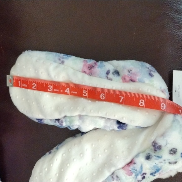 Brand New Makeup Pouch with NWT Slippers - Picture 7 of 12